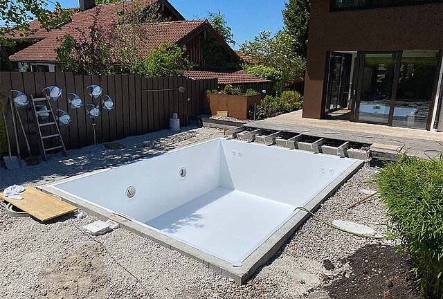 Pool gemauert ohne Wasser