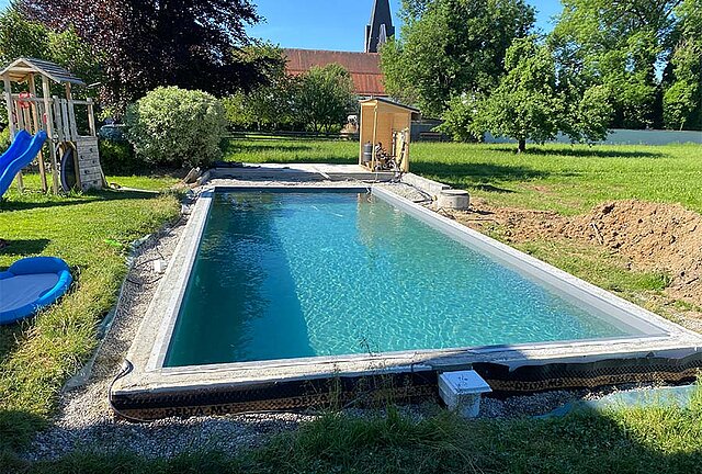 Pool im Garten mit Spielplatz
