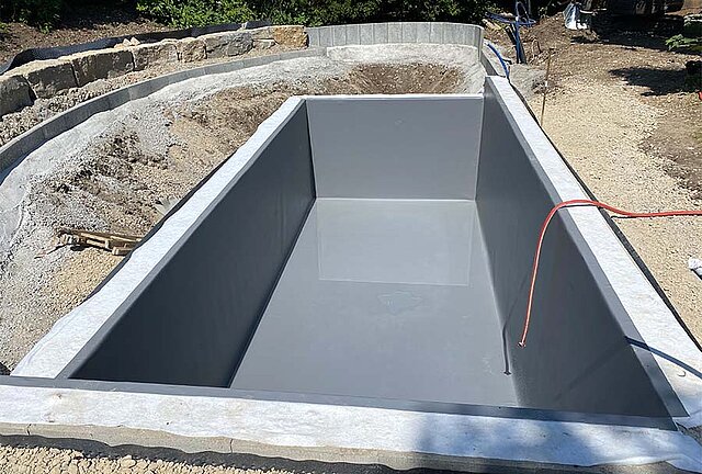 Pool mit grauem Anstrich