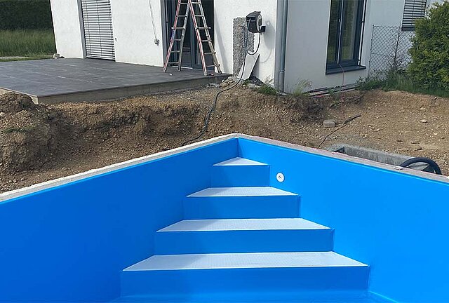 Pool mit Eckeinstieg