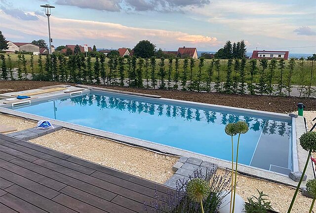 Pool mit Vorgarten
