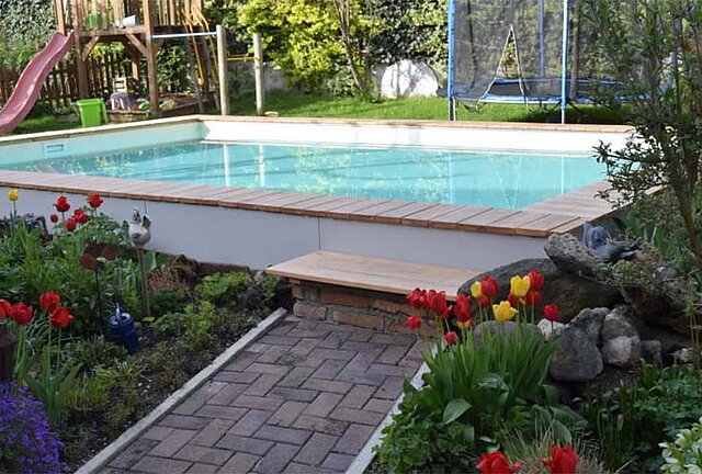 Pool mit Vorgarten