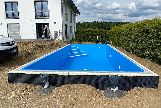 Pool mit blauem Anstrich